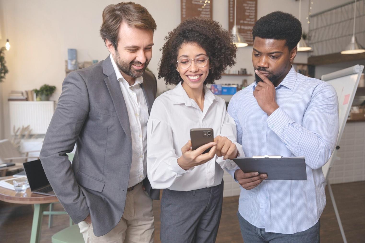 Arbeitsplatz mit verschiedenen technischen Geräten