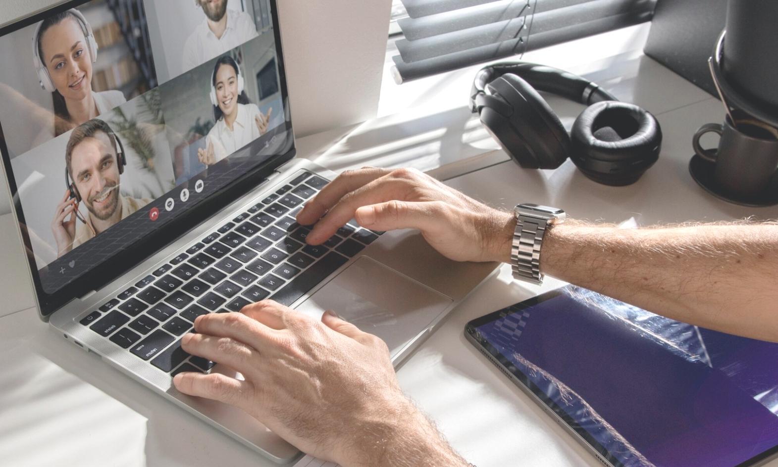 Person arbeitet an moderner Lernsoftware