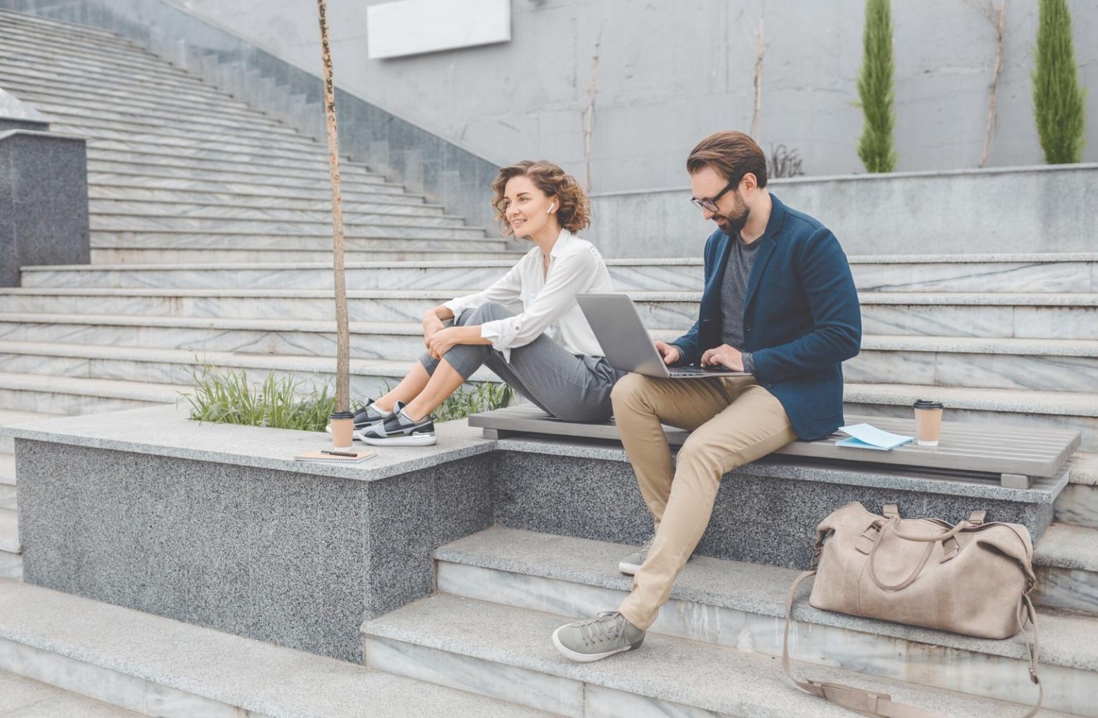 Workshop-Atmosphäre mit Teilnehmenden beim gemeinsamen Lernen